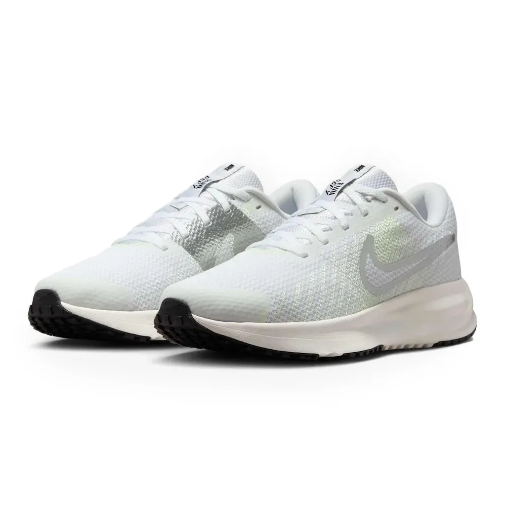 Par de tênis feminino Nike Run Defy branco com detalhes cinza e prata vista frontal